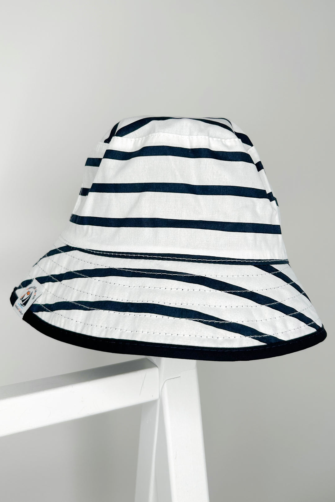 Week-end à la Mer "Memphis" Reversible Navy Bucket Hat | Millie and John