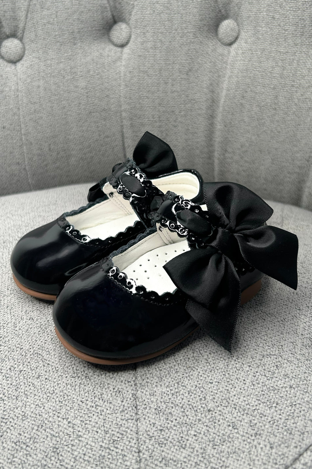 Caramelo Kids Black Patent Leather Satin Bow Mary Jane Shoes | Millie and John