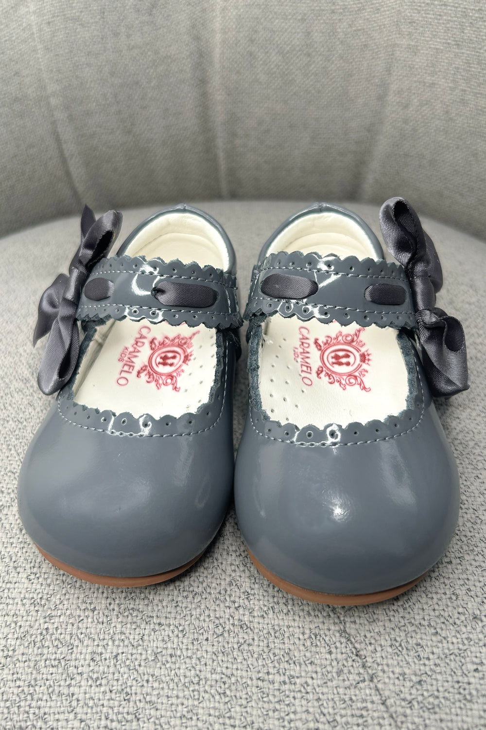 Caramelo Kids Grey Patent Leather Satin Bow Mary Jane Shoes | Millie and John