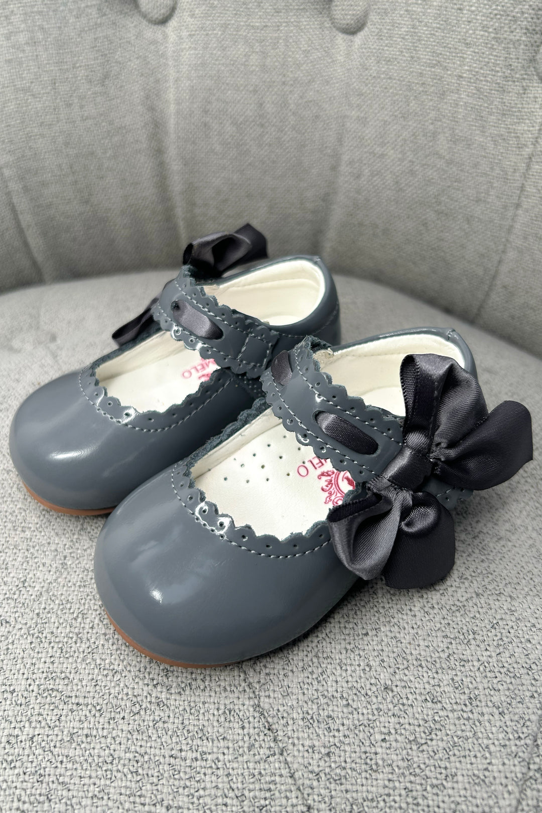 Caramelo Kids Grey Patent Leather Satin Bow Mary Jane Shoes | Millie and John