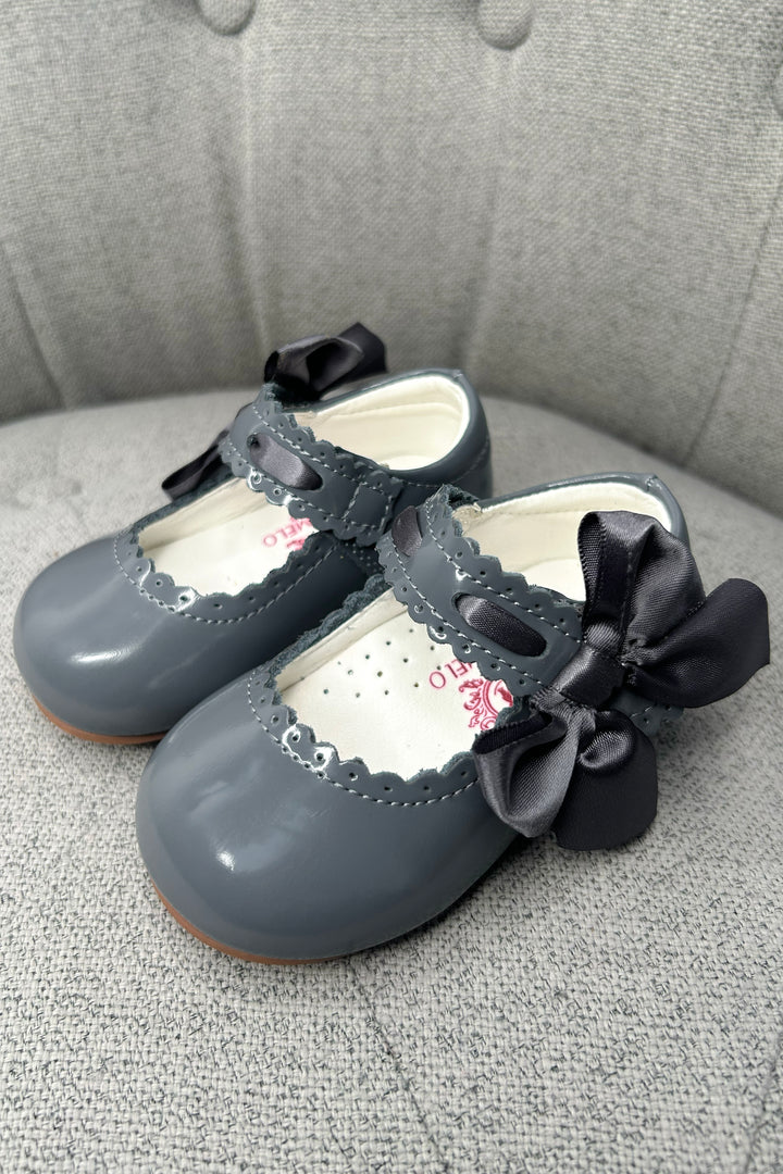 Caramelo Kids Grey Patent Leather Satin Bow Mary Jane Shoes | Millie and John