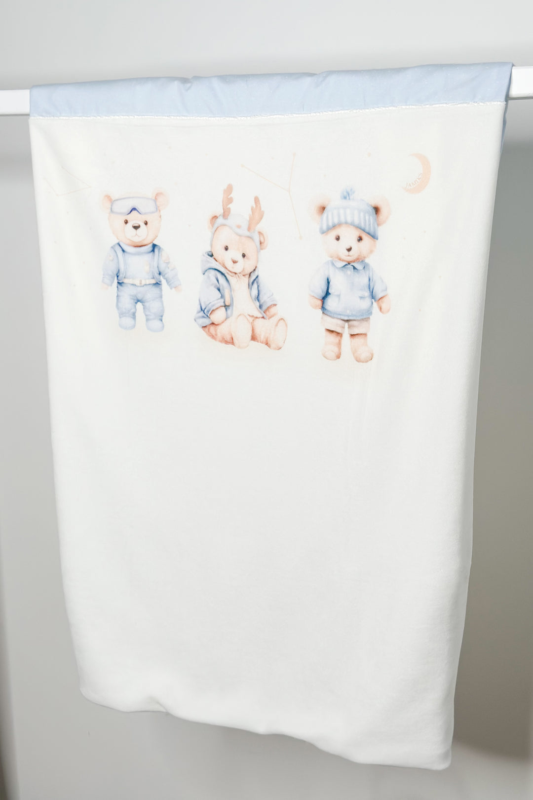 Jamiks Ivory & Blue Velour Bear Blanket | Millie and John