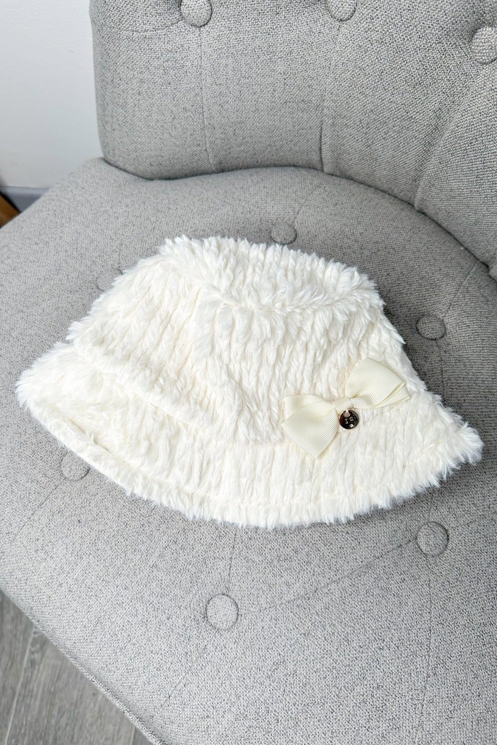 Jamiks Ivory Faux Fur Bucket Hat - Millie and John