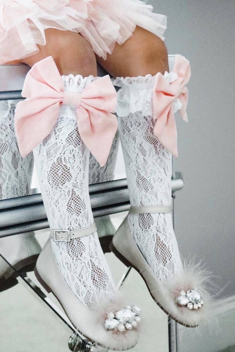Petit Maison "Lola" Lace Linen Bow Socks | Millie and John